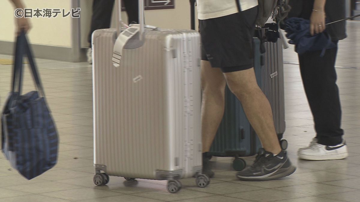 今年のUターンは分散傾向　お盆入りも3連休あけの駅ではスーツケースや土産物など大きな荷物を持つ人の姿　鳥取県鳥取市