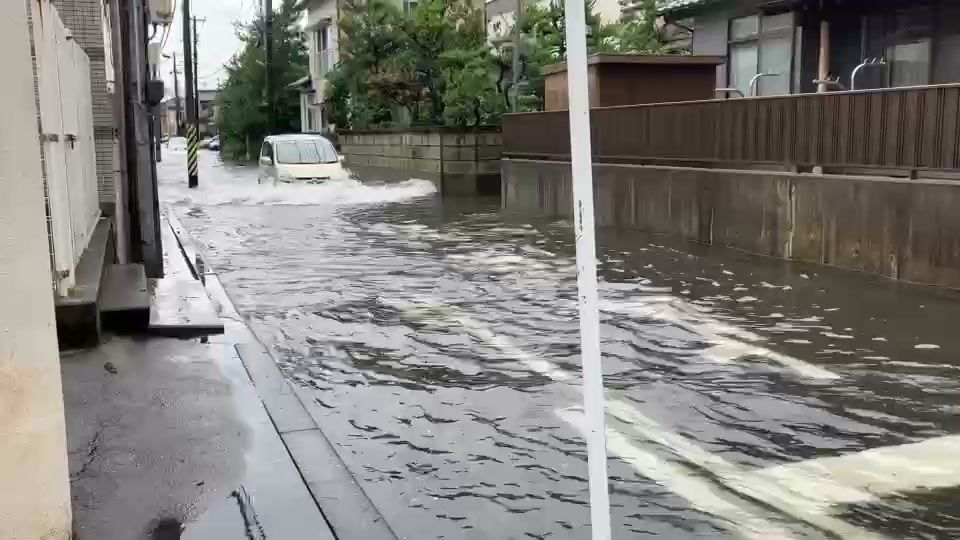 大雨　新潟市内で道路冠水が相次ぐ　動画は新潟市中央区東幸町付近《新潟》