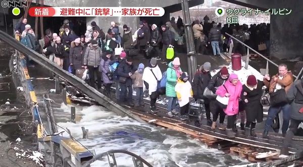 橋「破壊」で…木の板を渡る高齢者