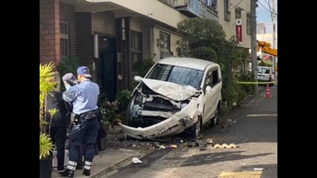 70代の女性が運転する車が民家敷地に駐車してあった車に衝突　女性2人を救急搬送