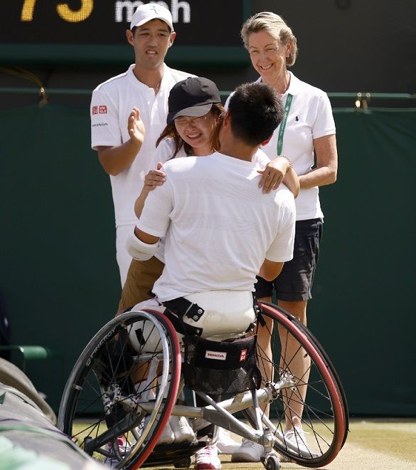 ウィンブルドン優勝後に抱き合う国枝慎吾選手と妻・愛さん（写真：PA Images/アフロ）