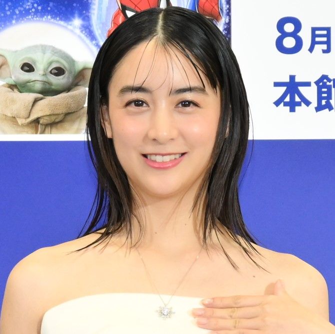 山本美月、白いドレスにネックレスを合わせ登場