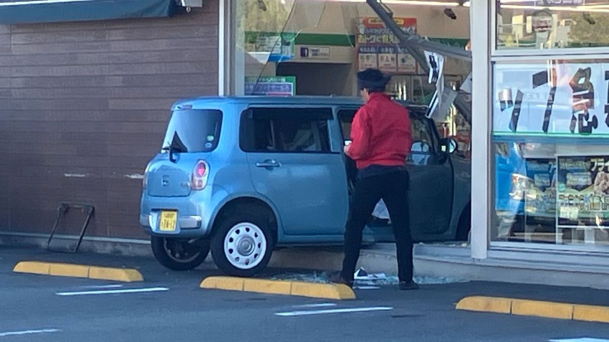 「アクセルとブレーキ踏み間違えた」コンビニに軽乗用車突っ込む 60代女性が運転 山梨