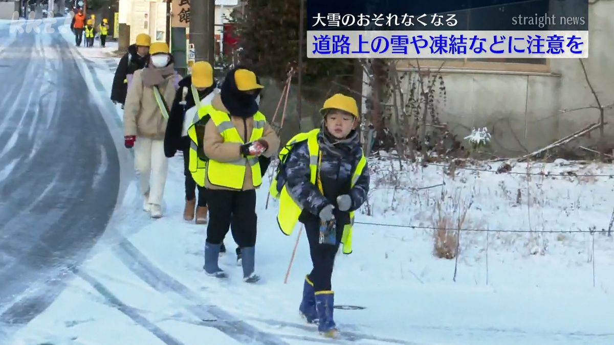 阿蘇で積雪 子どもたちは｢雪合戦をして遊ぶ｣ 半袖で通学する児童は｢寒くない｣