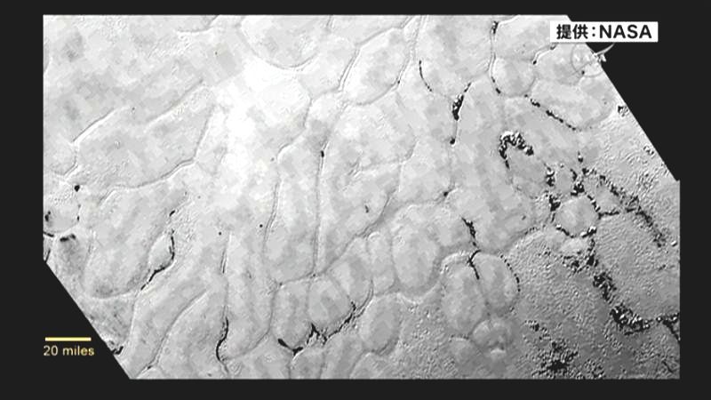 複数の山、表面は氷…冥王星の新画像を公開