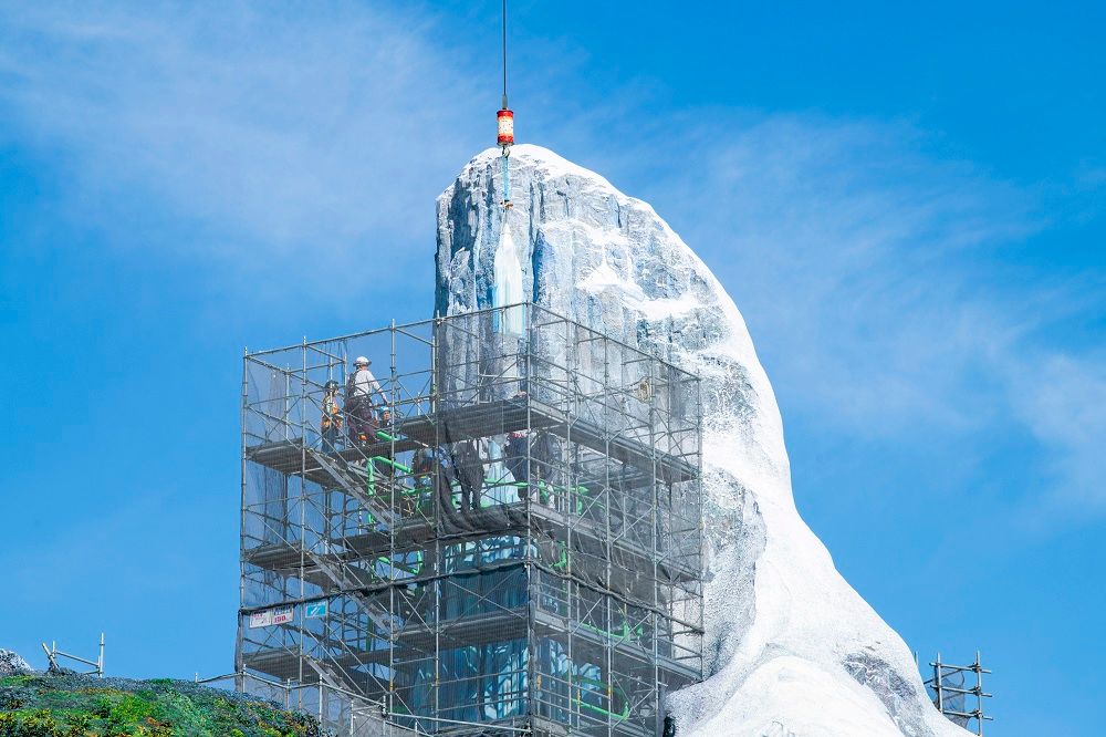東京ディズニーシー、新エリア建築過程の映像を公開　『アナと雪の女王』氷の宮殿が完成