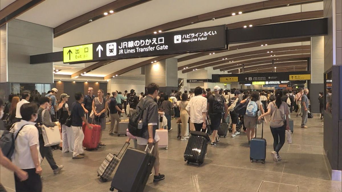 大きな荷物を手に「ただいま」　帰省ラッシュで混雑、JR敦賀駅　新幹線開業でアクセス向上　Uターンは12日ピークか