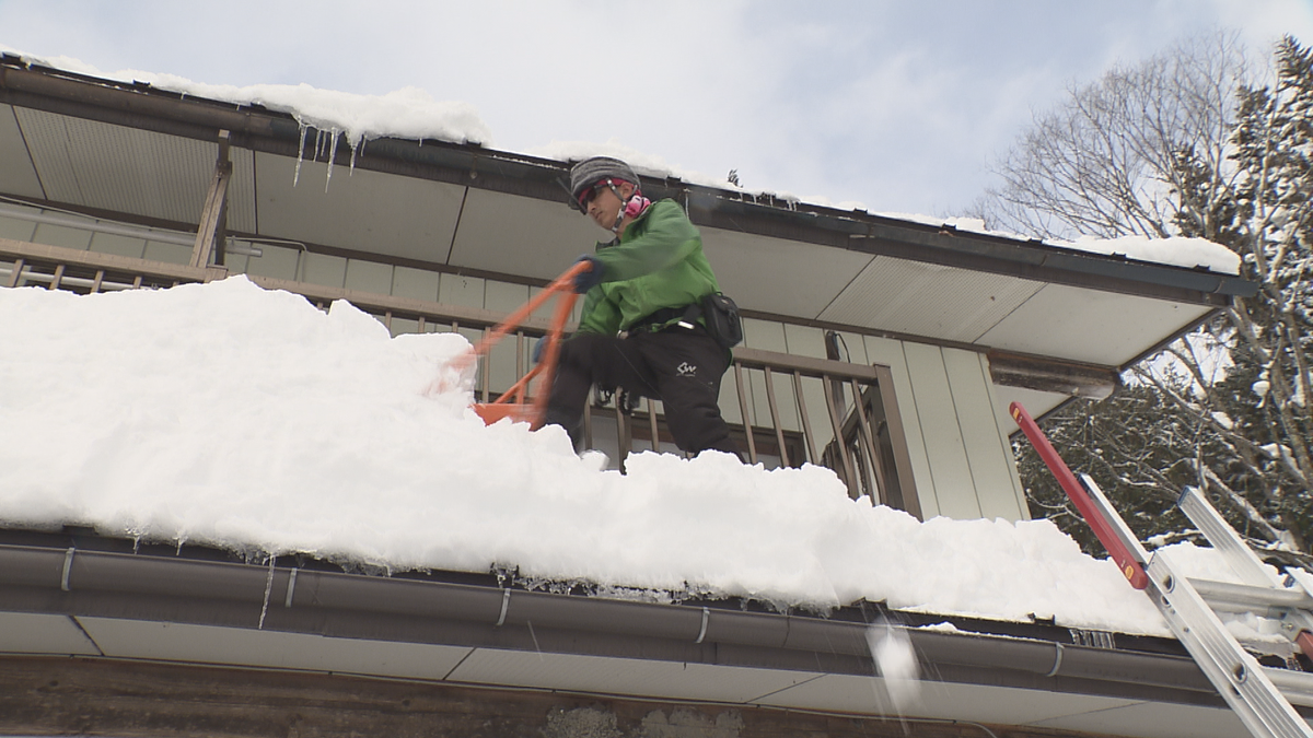 落雪事故を未然に防ぐには　除雪のプロに聞く　屋根の除雪ポイントは…　身近に頼る人がいない場合は役所に相談を