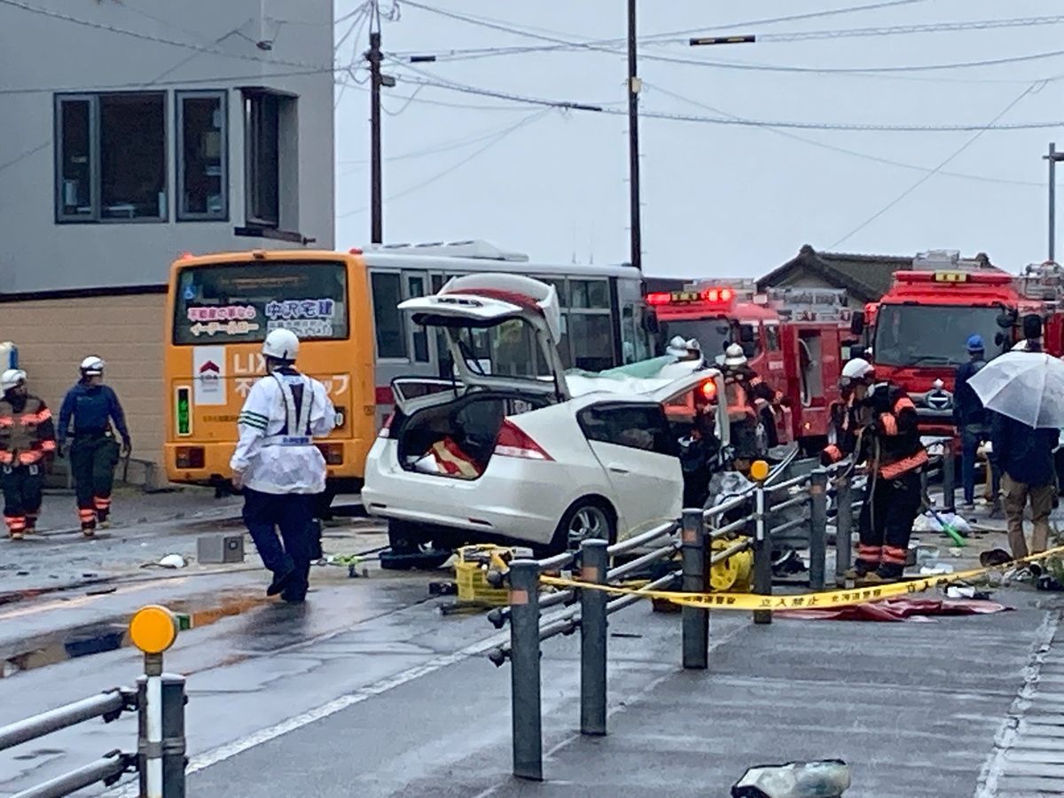 【速報】乗用車とバスが衝突 乗用車を運転していた女性が意識不明で搬送 北海道函館市