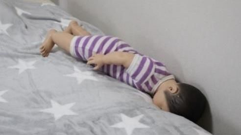 乳児の大人用ベッド転落事故に注意！