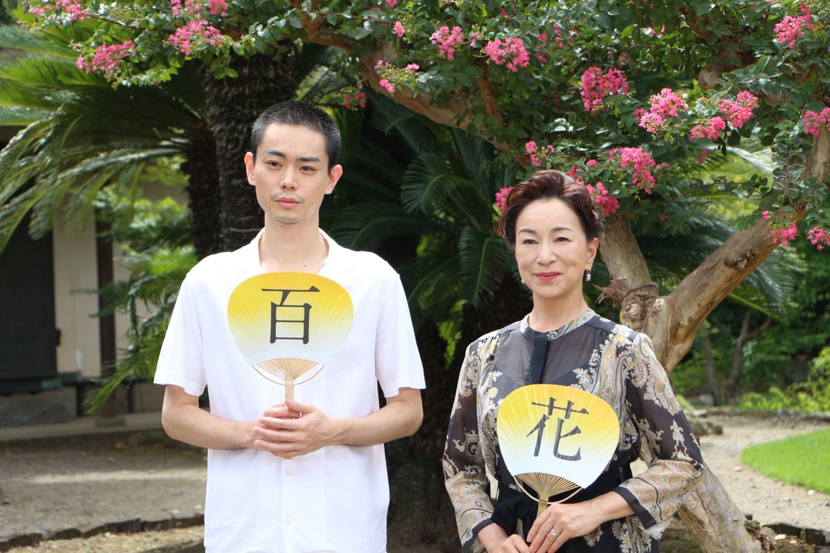 ヒット祈願イベントに登場　（左から）菅田将暉さん、原田美枝子さん