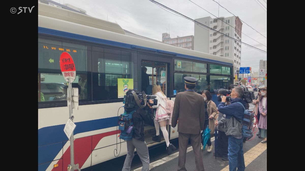 代行バスに乗り込む乗客（平岸駅）