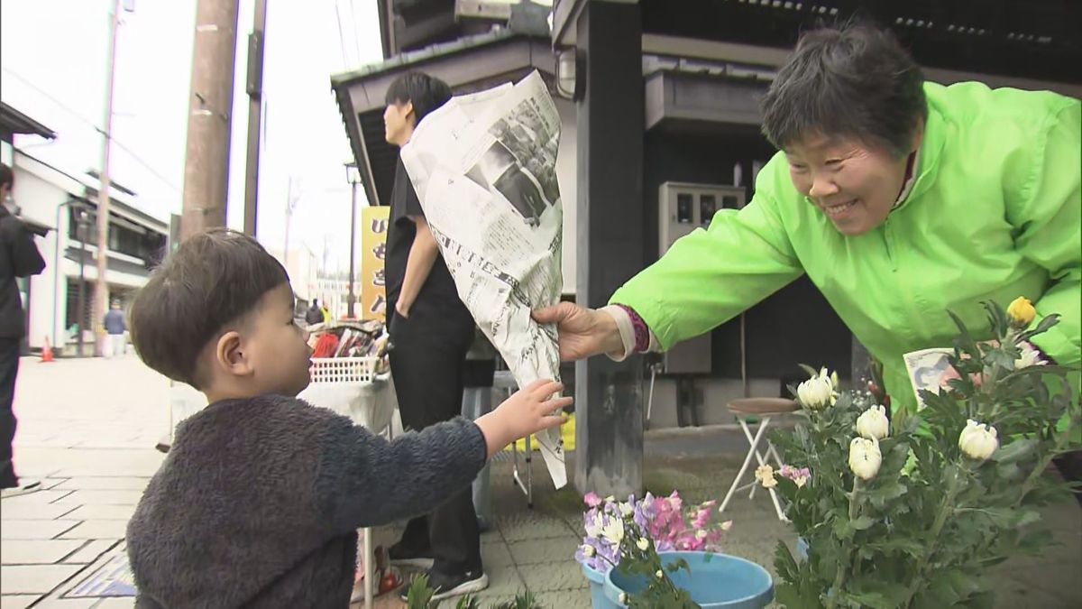 春の訪れ「七間朝市」再開　大野市･七間通り　旬の野菜や花など販売　生産者との会話も楽しむ　大みそかまで毎朝開催