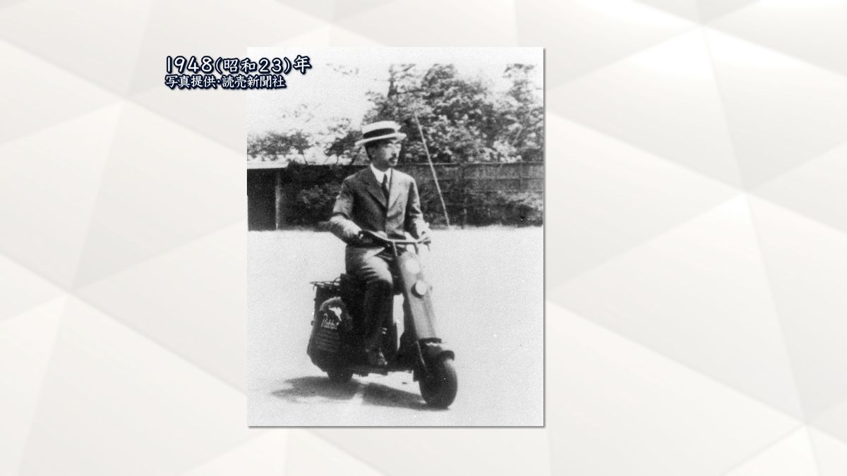 1948（昭和23）年 スクーターを試乗する昭和天皇　写真提供・読売新聞社
