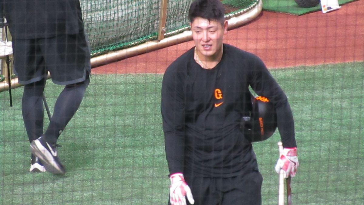 【巨人】岡本和真 死球翌日も打撃練習参加　しっかり左手でバット持ち振り込む