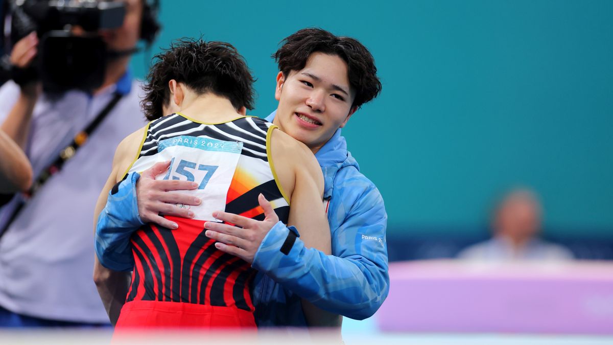 競技を終えて、杉野正尭選手と岡慎之助選手が抱擁(写真：西村尚己/アフロスポーツ)