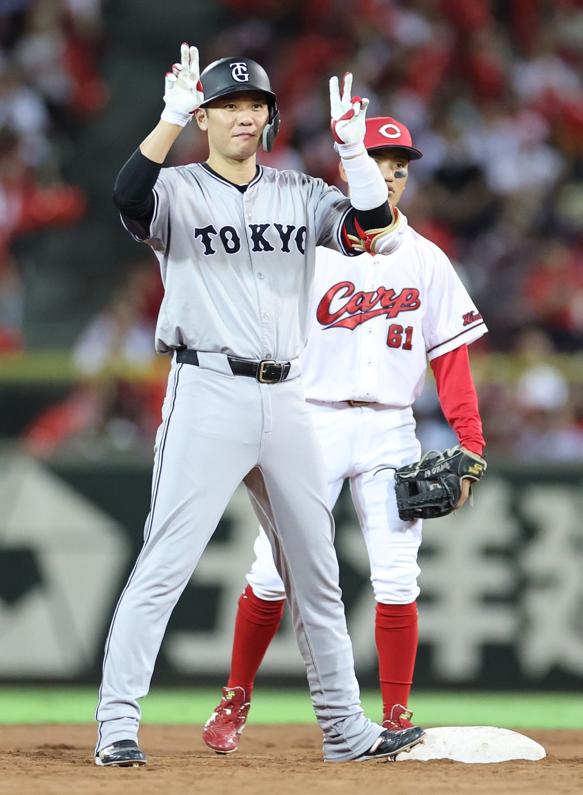 7回にタイムリーを放ち塁上で喜ぶ巨人の坂本勇人選手(写真：時事)