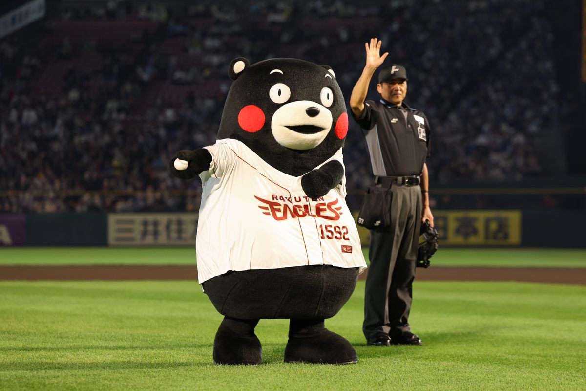 5日の楽天対日本ハム戦で始球式に登場したくまモン　ⓒRakuten Eagles