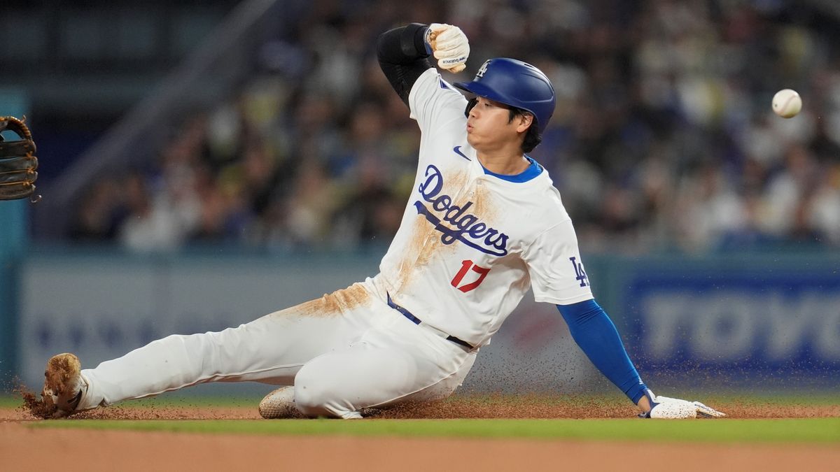 盗塁を決めるドジャース・大谷翔平選手（写真：AP/アフロ）