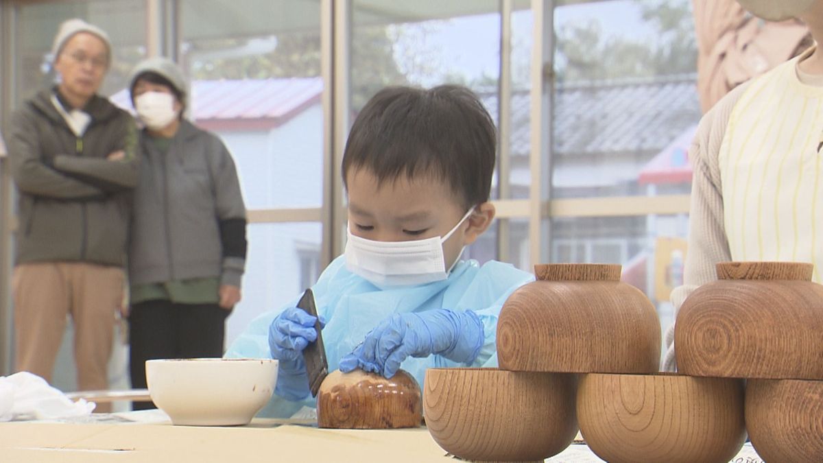 大野市の園児が本物の道具使って漆塗りを体験 伝統工芸 越前漆器の世界に触れる