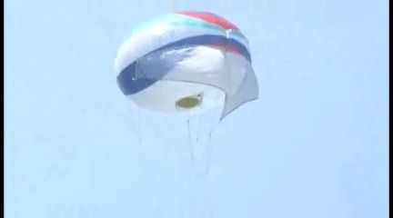 サミット会場のホテル上空に浮かぶ“ナゾの気球”