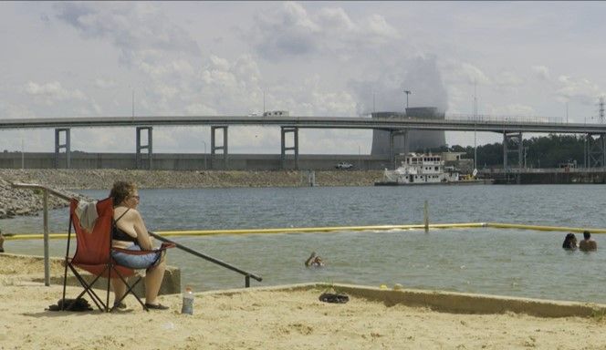 ワッツバー原発をのぞむテネシー川の人工ビーチ