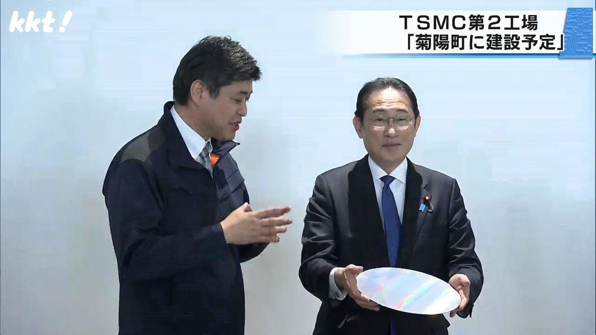 TSMCの工場を視察する岸田首相(6日･菊陽町)