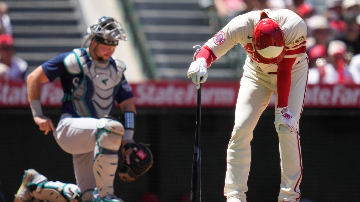 自打球の苦痛にたえるエンゼルス･大谷翔平選手(写真:AP/アフロ)