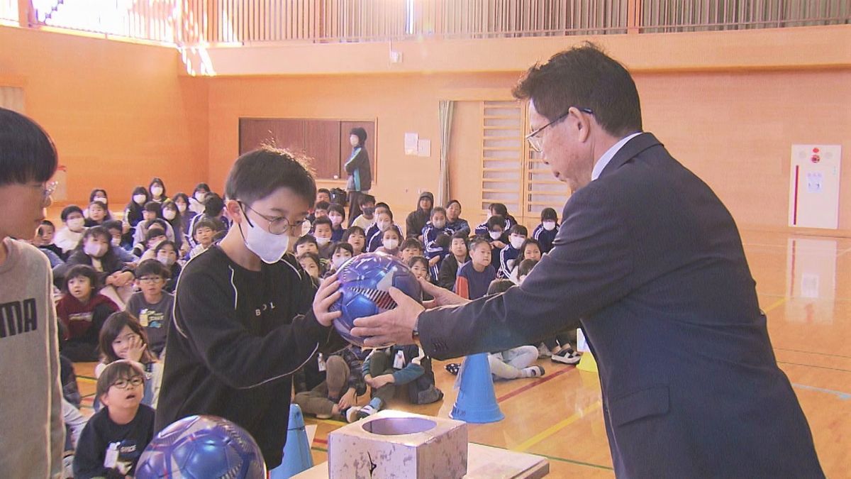 「一緒に頑張ろうね」J1京都・川﨑颯太選手から小学校にボール届く 山梨県