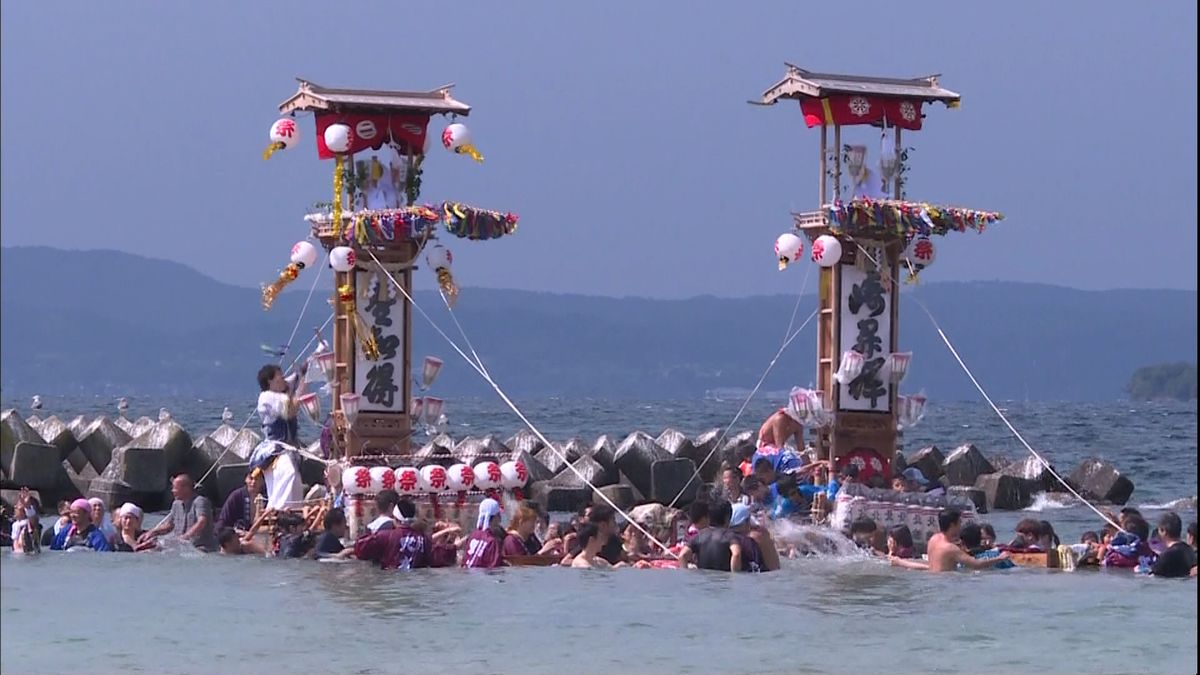 巨大な灯籠が海で乱舞！沖波大漁祭り　石川