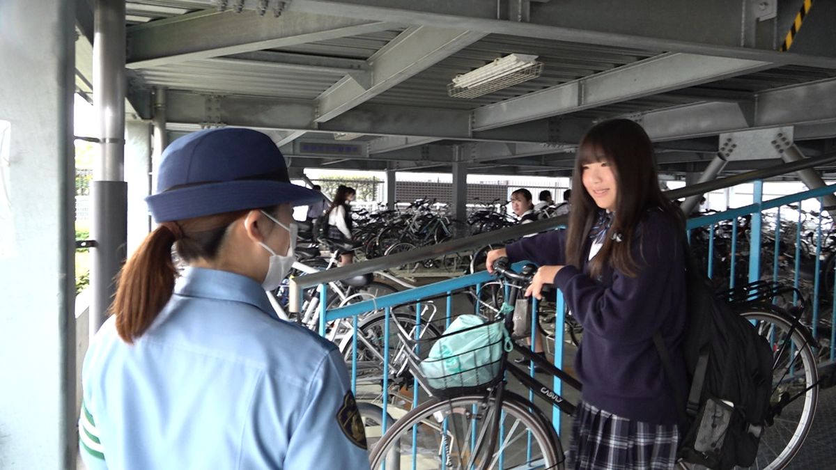 自転車利用者にヘルメット着用呼びかけ JR甲府駅の駐輪場で啓発活動 山梨県