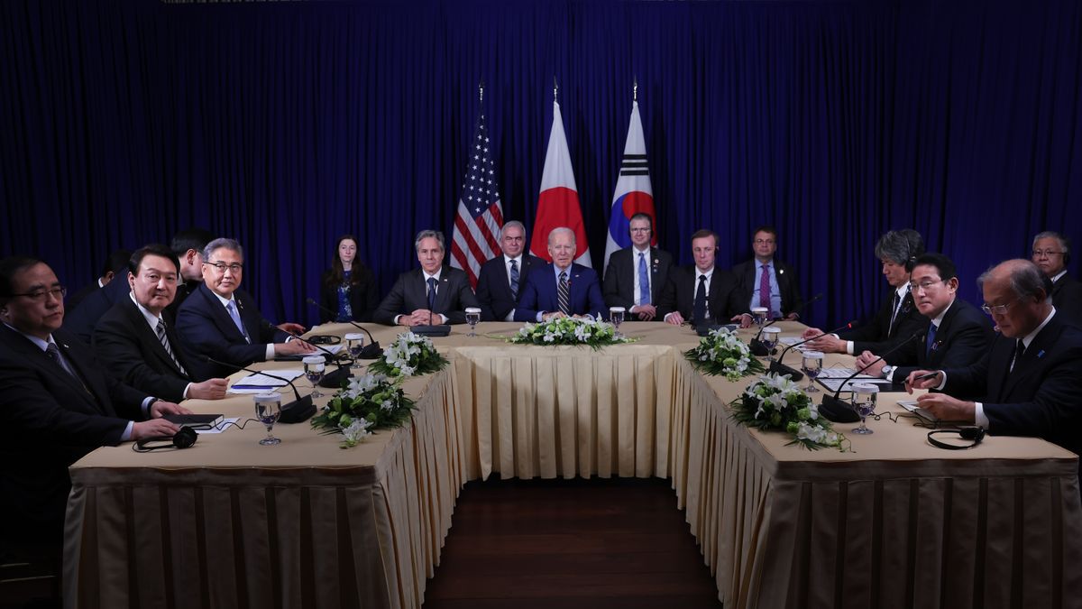 日米韓首脳会談(去年11月、カンボジア、韓国大統領府提供)