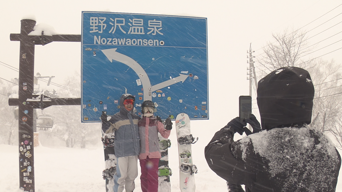 今だけの珍光景！ゲレンデで道路標識と記念撮影⁉【長野】