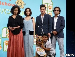 佐藤隆太、倍賞美津子とビールを差し飲み