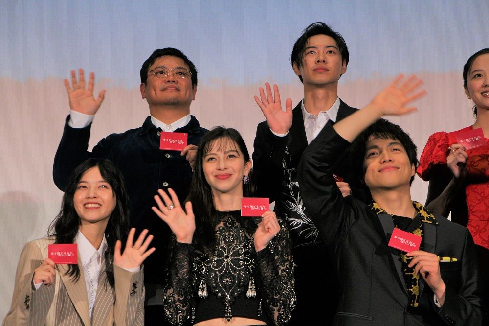 （前列、左から）西野七瀬さん、中条あやみさん、重岡大毅さん