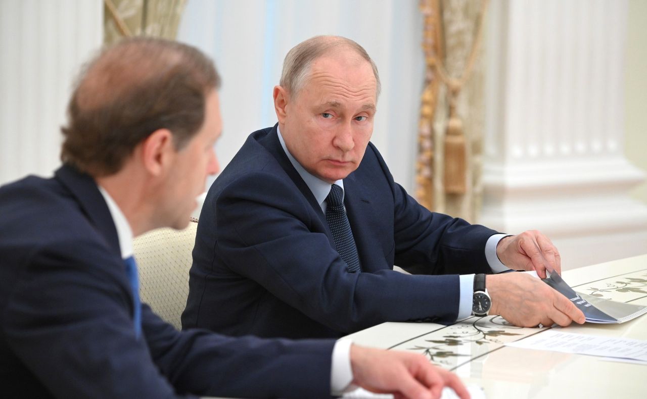 プーチン大統領「政府関係者は国産車に乗るべきだ」