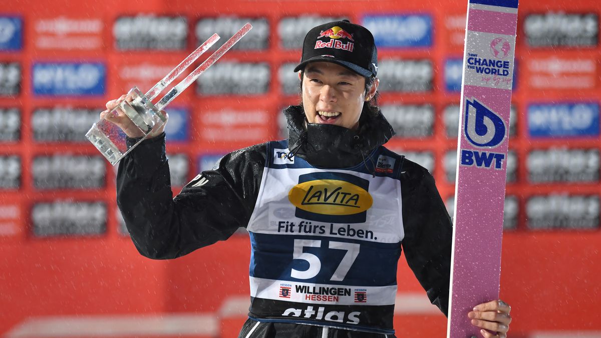 スキージャンプ男子W杯ヴィリンゲン大会 2位で表彰台にあがった小林陵侑選手（写真：picture alliance/アフロ）