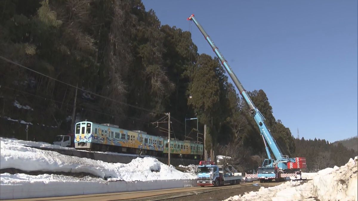 脱線車両をつり上げ　事故発生から8日　レールなど点検し早期運転再開へ　えちぜん鉄道･勝山永平寺線