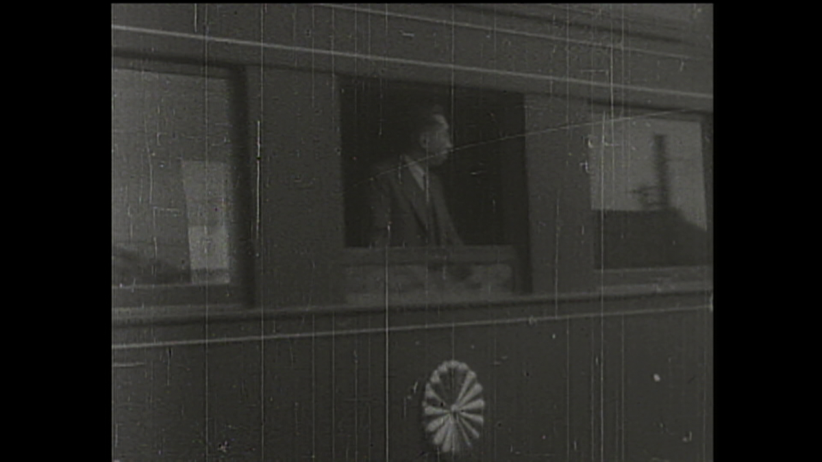 1949（昭和24）年6月 大分県　:お召し列車内の昭和天皇