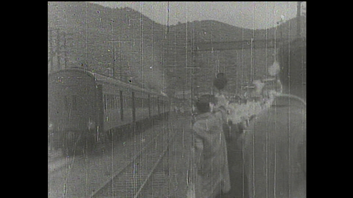 1949（昭和24）年6月 大分県　お召し列車を見送る人々