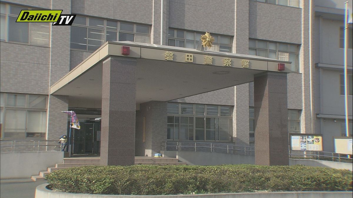 バイクに衝突した車が逃走　20代男性がけが　ひき逃げ事件として箱型の白っぽい車の行方を追う(静岡県警)