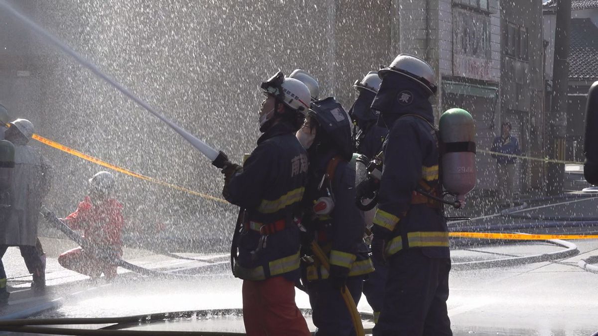 消火活動に当たる消防隊員＝14日午前11時半ごろ、越前市粟田部町