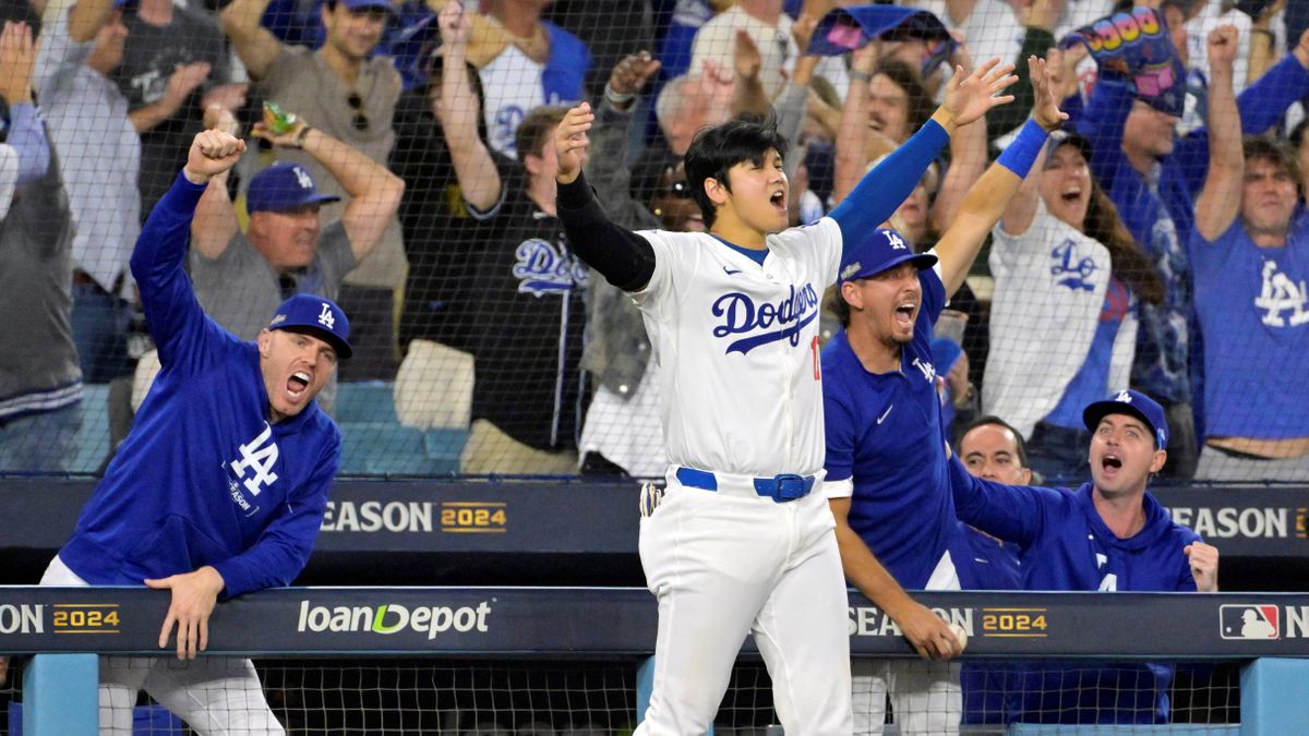 トミー・エドマン選手の本塁打にベンチを飛び出し大興奮の大谷翔平選手(写真：USA TODAY Sports/ロイター/アフロ)