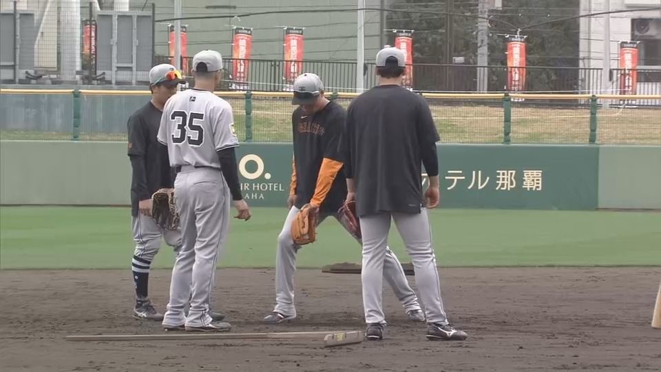 若手野手と坂本勇人が守備談議　門脇誠と泉口友汰はアドバイスをもとに約1時間ノック【巨人】