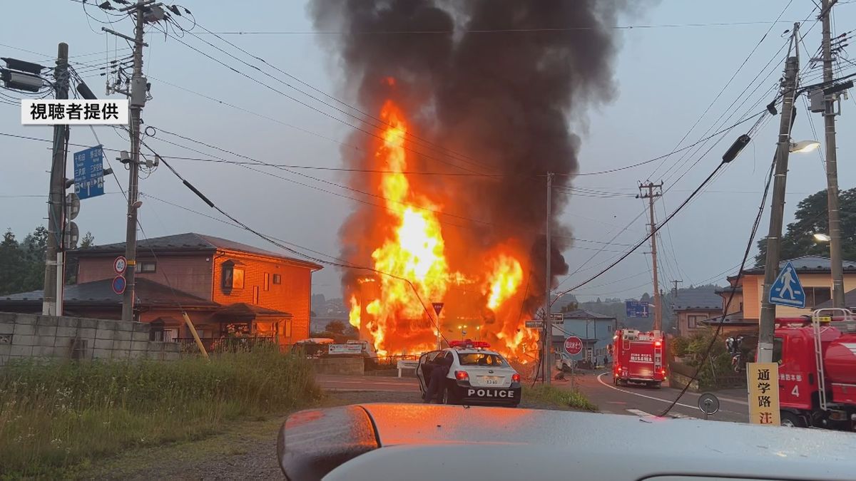 乗用車が小屋に衝突　全焼　２人死亡１人搬送