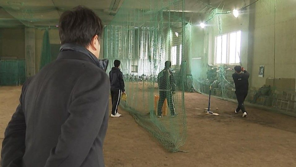 佐々木麟太郎選手の打撃練習を見学する高橋由伸さん