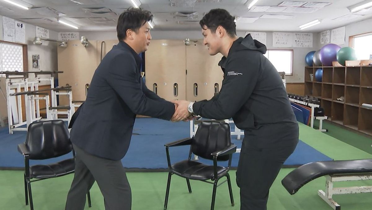 左から握手する高橋由伸さんと佐々木麟太郎選手