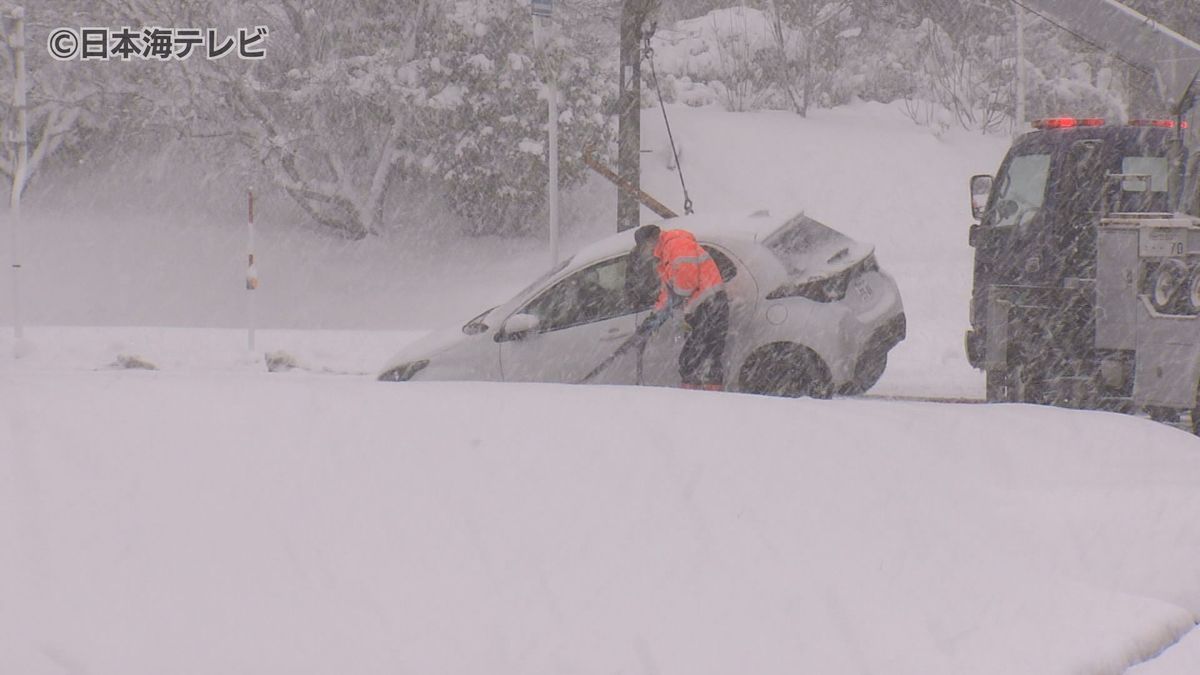 雪が強まり山陰各地で交通トラブル　24日にかけて大雪になる恐れ　島根県・鳥取県