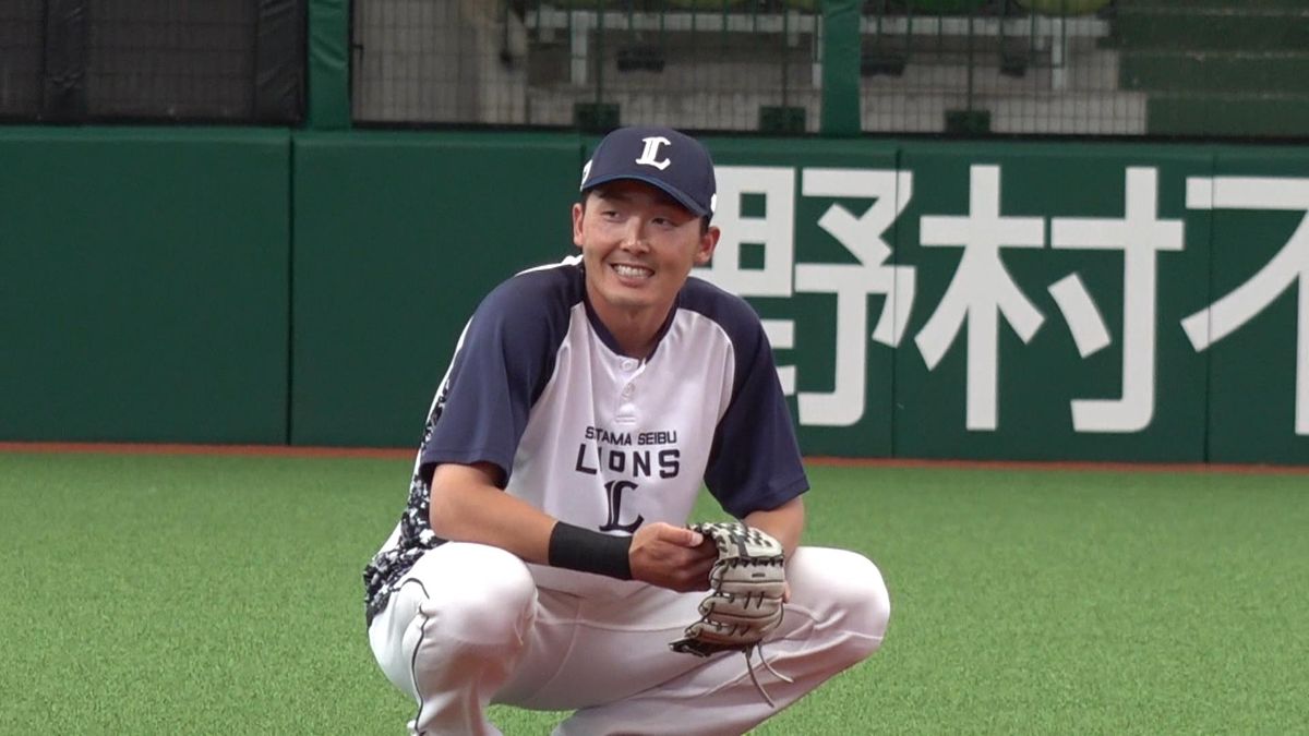 試合前笑顔を見せる西武・源田壮亮選手