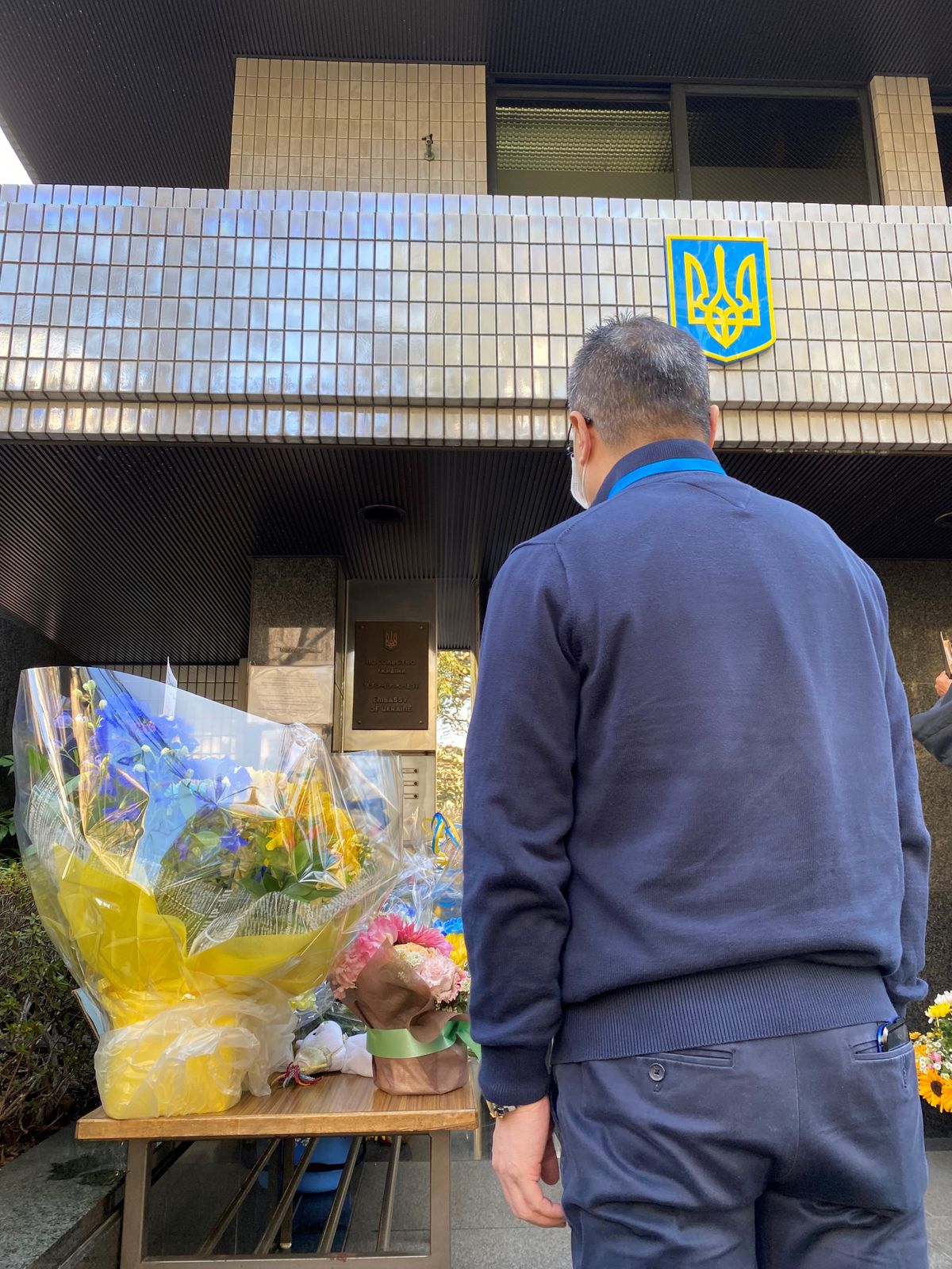 在日ウクライナ大使館を訪ねるOさん（51）